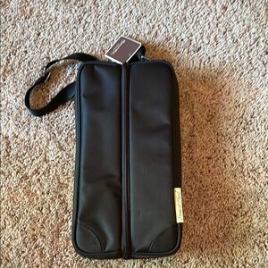NWT travel wine bag- holds a bottle of wine and comes with 2 glasses